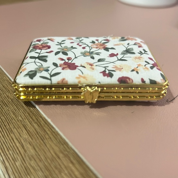 NEW Floral pocket compact mirror, rectangular, white - Picture 3 of 13